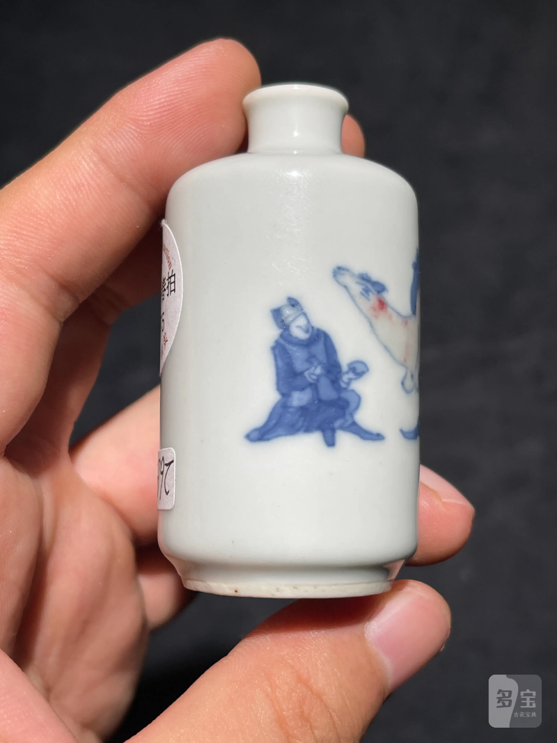 清中期 青花釉里红人物纹鼻烟壶 - 图5